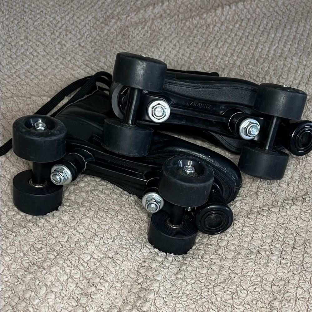 Black Roller Skates w/ Bag - Picture 5 of 9